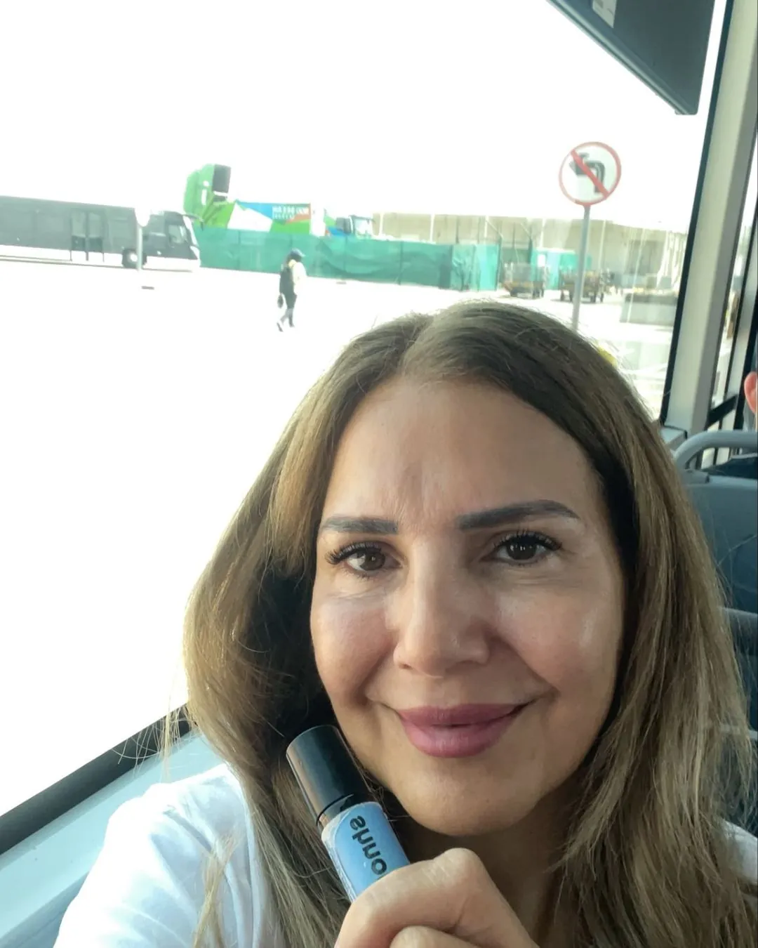 Customer with a shnort Mint WIND roller on the bus